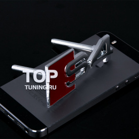 Шильдик в решетку радиатора S4 на болтах на Audi