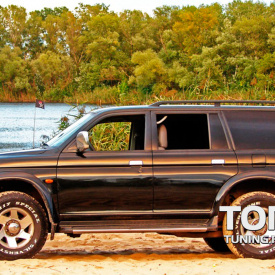 Спойлер пятой двери с стоп-сигналом на Mitsubishi Pajero