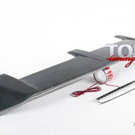 Спойлер пятой двери с стоп-сигналом на Mitsubishi Pajero