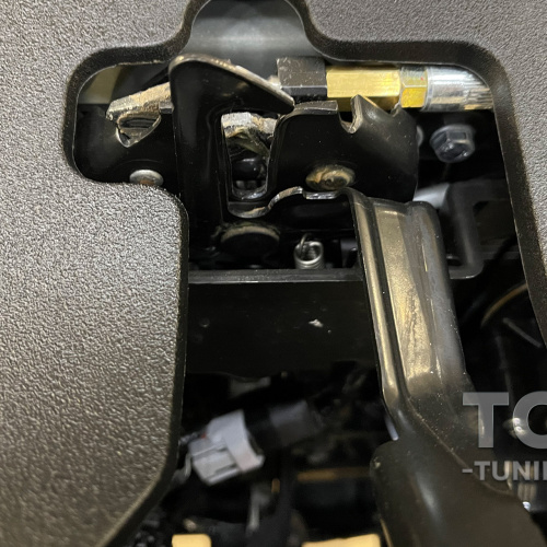 Установка электронного замка капота