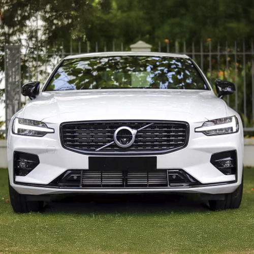 Черная решетка радиатора R-Design для Volvo S60, V60 (2018+)