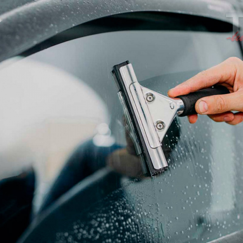 Тонирование задней полусферы авто бюджетной тонировкой 