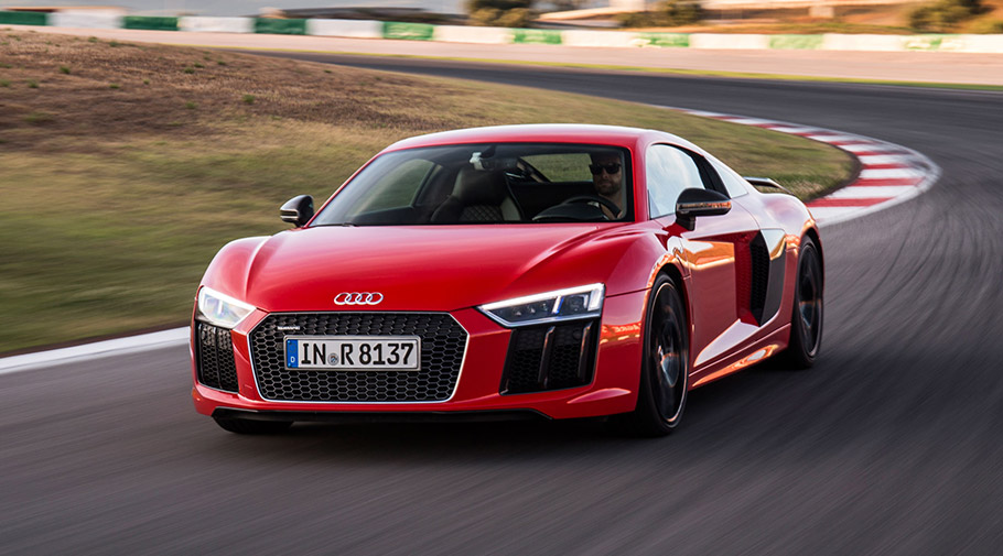 История освещения продолжается - теперь Audi стреляет лазерами из 