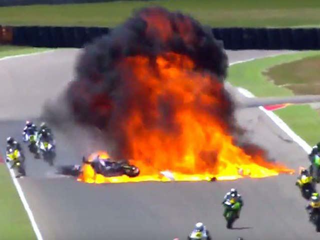 Взрыв топливного бака на мотогонке