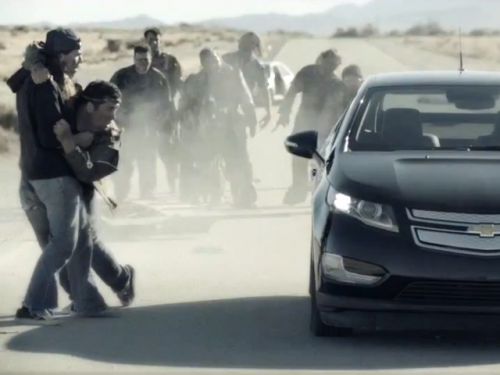 zhivie_mertvetsu_v_reklame_avtomobiley