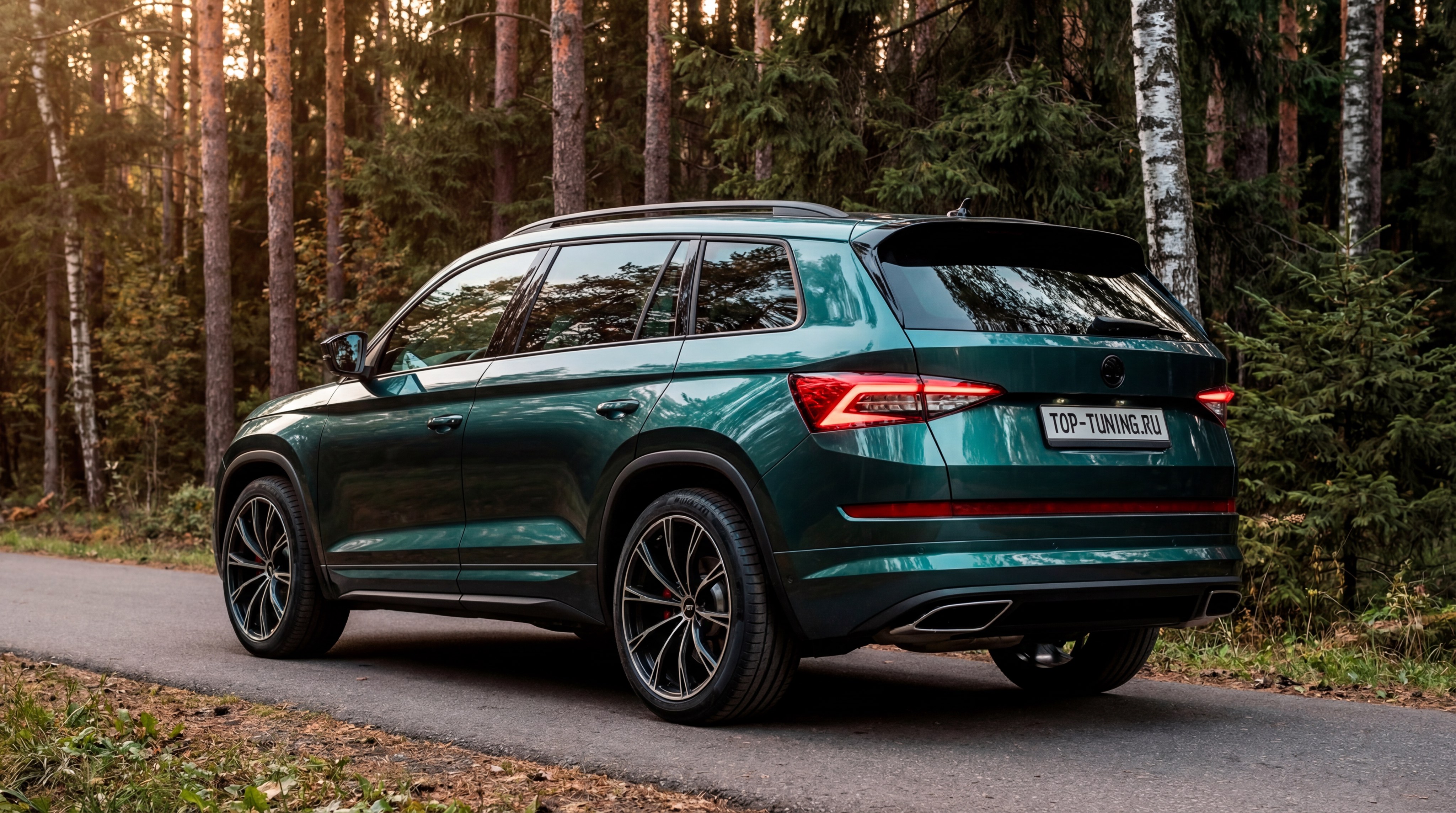 Полный комплект аэродинамического обвеса в стиле vRS для Skoda Kodiaq. В составе: юбка переднего бампера, задний диффузор с насадками, комплект дверных накладок