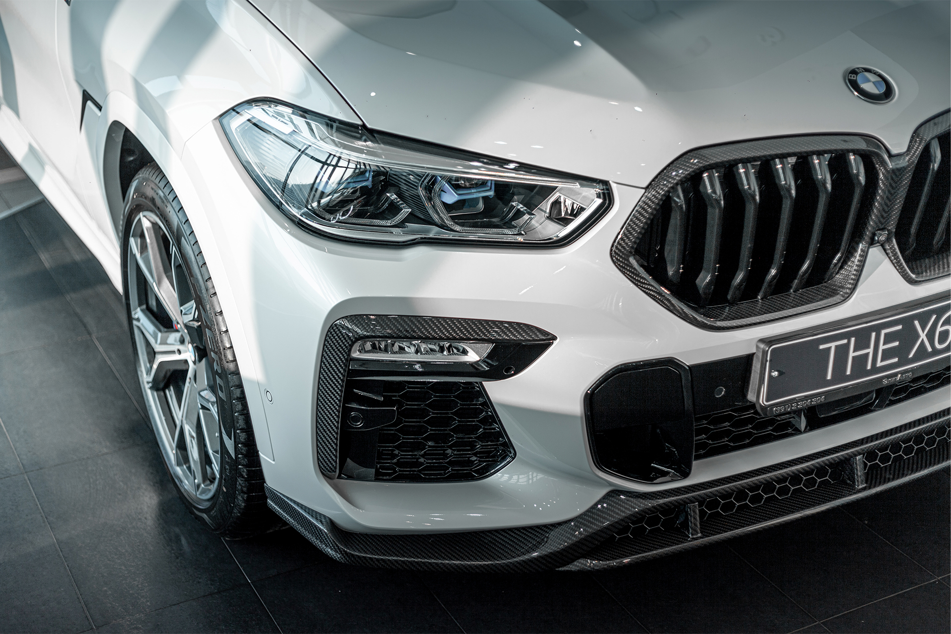 10828 Карбоновые накладки Renegade на передний бампер для BMW X6 G06