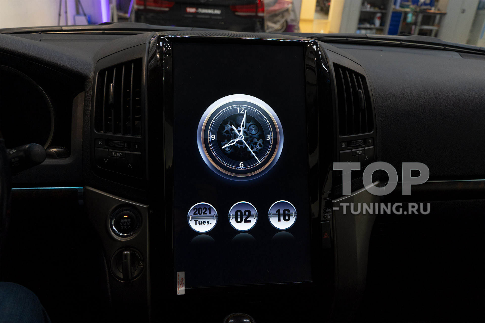 Штатная магнитола в стиле Tesla для Toyota Land Cruiser 200 на Android