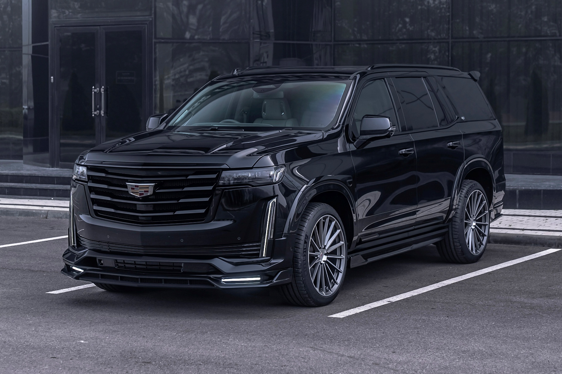 Спортивная решетка радиатора Miriada для Кадиллак Эскалейд 5 купить 12297 Решетка радиатора Miriada для Cadillac Escalade V