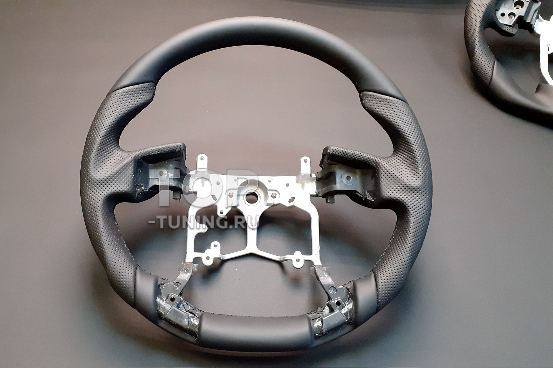 Тюнинг салона Тойота Прадо 150 – изменение анатомии руля под ключ 