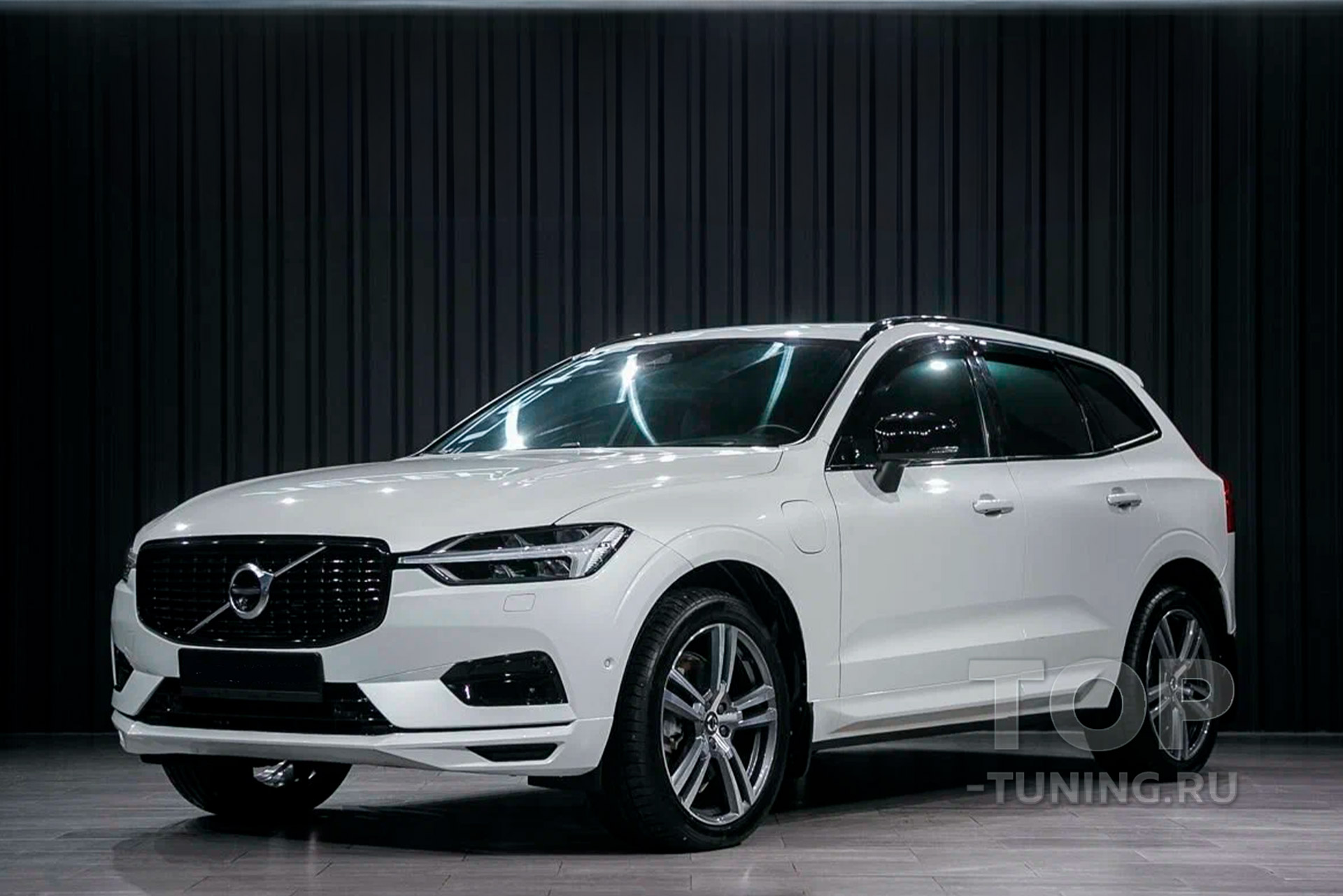 Черная решетка радиатора R-Design для Volvo XC60 II (17-21)  купить в Топ-тюнинг. цена