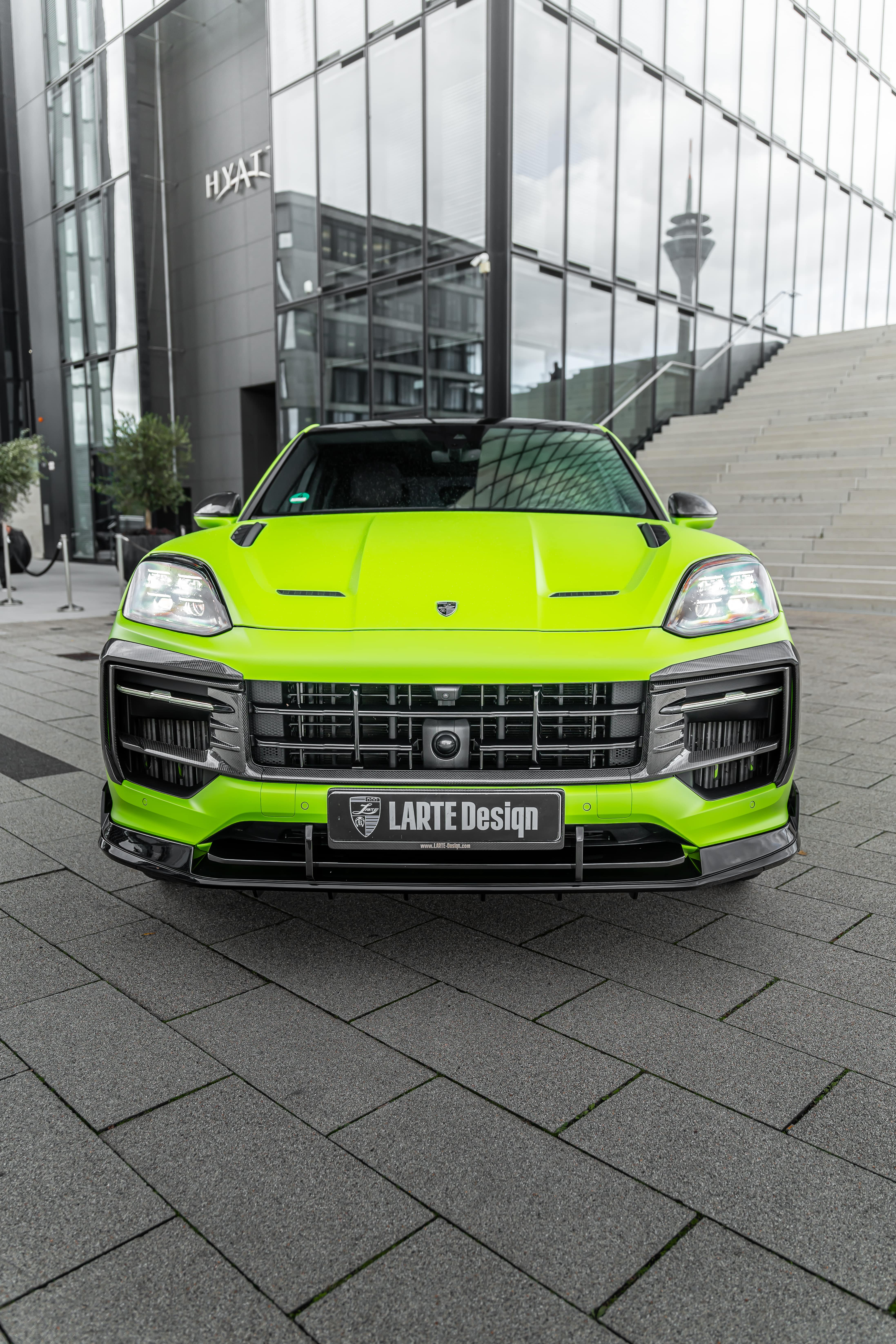 13205 Центральная накладка Larte Design на решетку радиатора — тюнинг Porsche Cayenne S Coupe (2023+)
