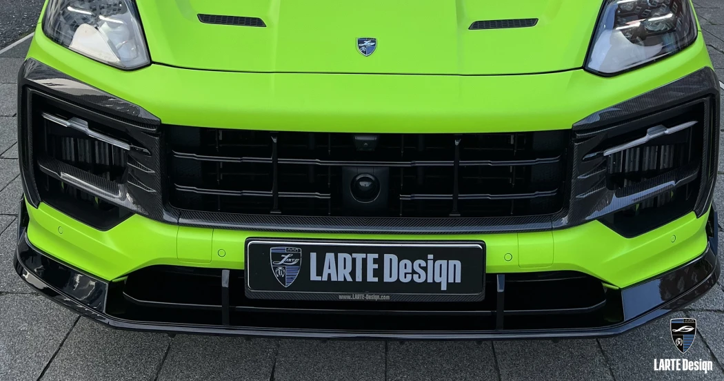 13205 Центральная накладка Larte Design на решетку радиатора — тюнинг Porsche Cayenne S Coupe (2023+) Карбоновая центральная окантовка решетки радиатора для Порш Каен С (Купе, 2023+) Натуральный карбон | Премиум | Монтаж на двухсторонний скотч