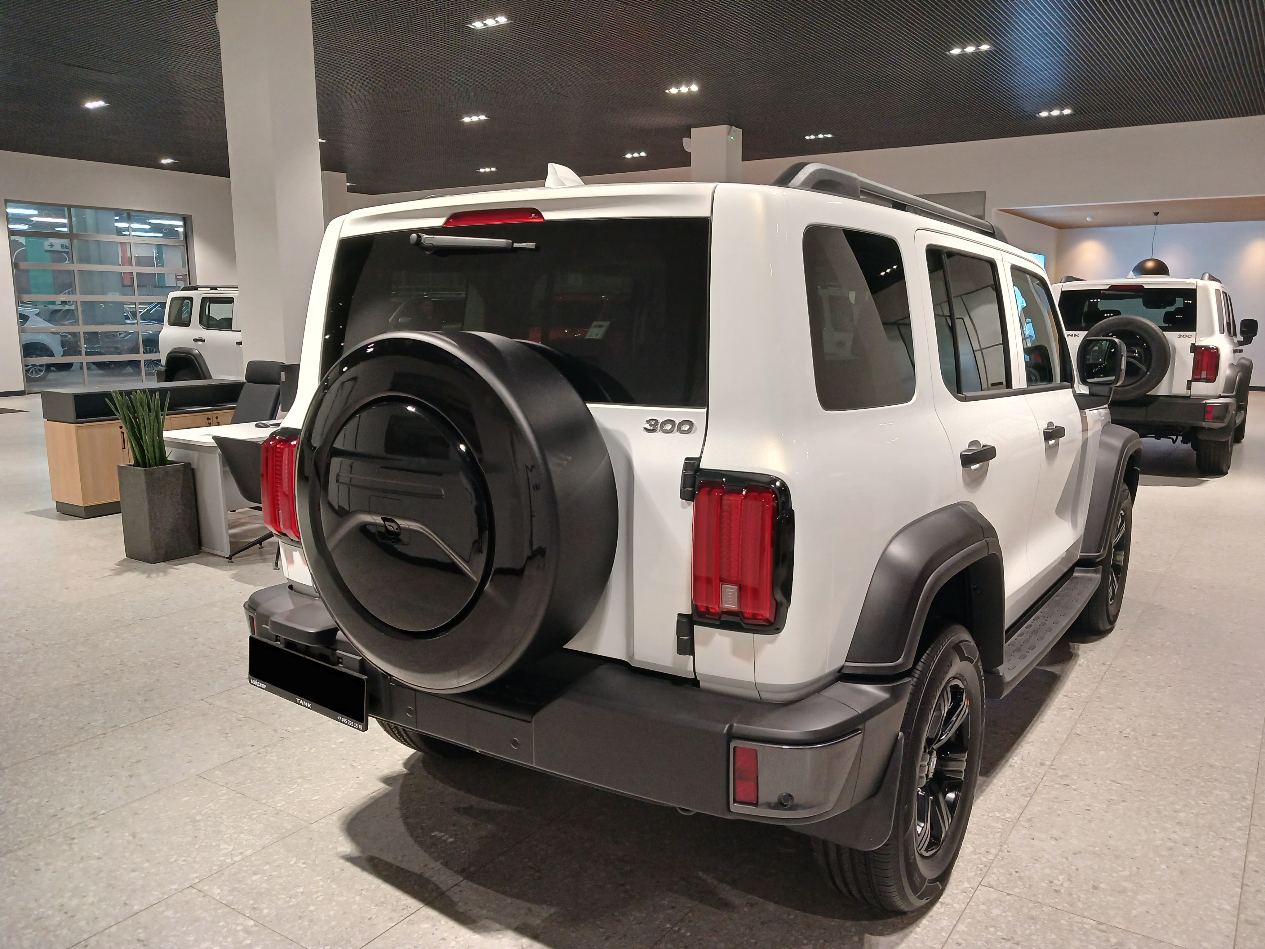 Бокс Inline для запасного колеса (265/65 R17) для Tank 300 — это надежная защита запаски от грязи, влаги и механических повреждений, а также стильное дополнение к экстерьеру внедорожника. Изготовленный из прочного ABS-пластика, он выдерживает внешние