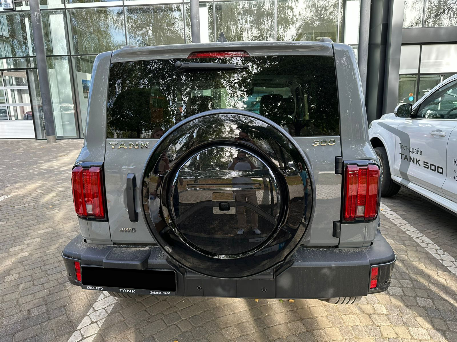 Бокс Inline для запасного колеса (265/65 R17) для Tank 300 — это надежная защита запаски от грязи, влаги и механических повреждений, а также стильное дополнение к экстерьеру внедорожника. Изготовленный из прочного ABS-пластика, он выдерживает внешние