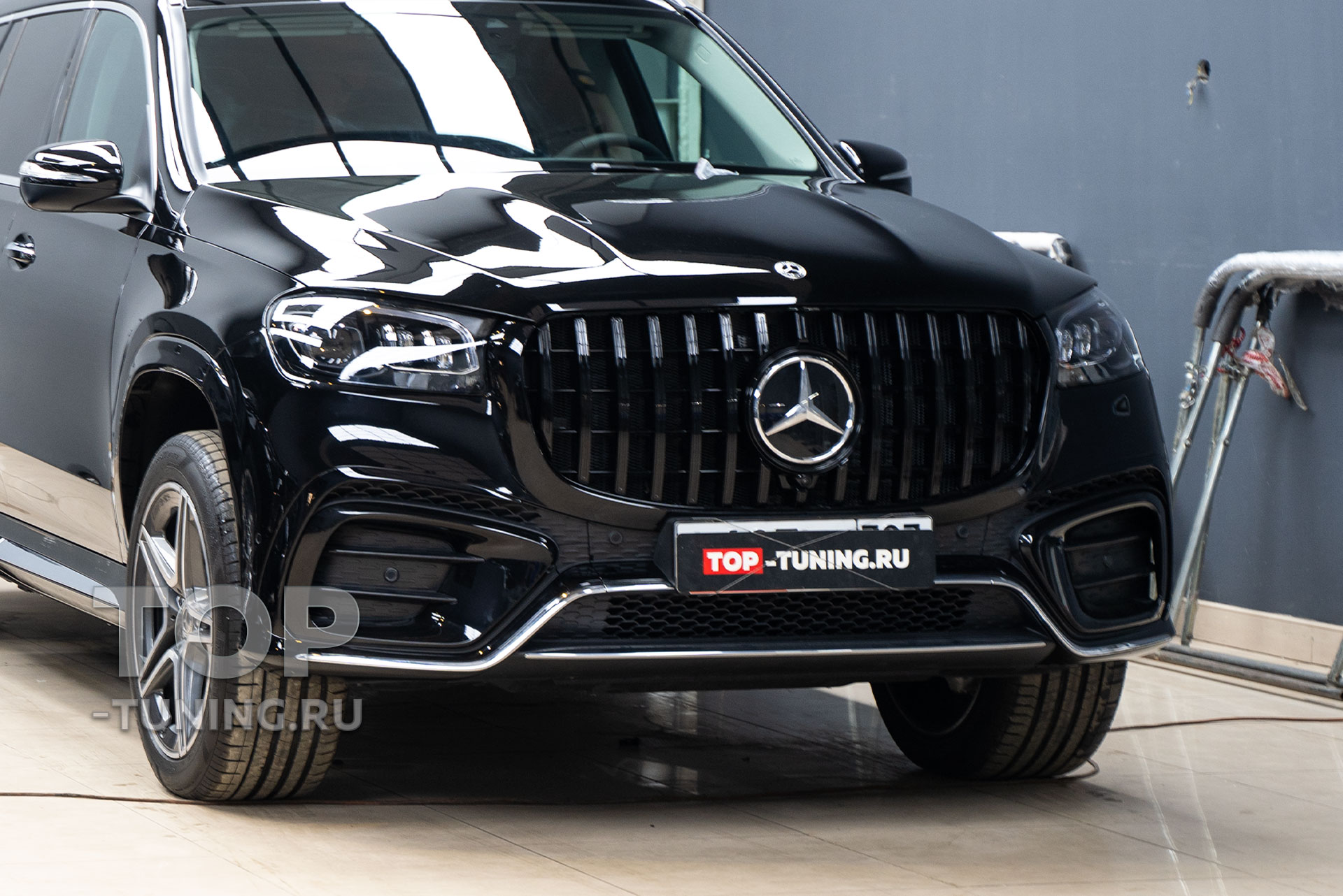 Решетка Panamericana с вертикальными лезвиями для Мерседес-Бенц ГЛС X167 2023+ (рестайлинг) Опции: Черный на черном / Хром на черном / ABS пластик / С модулем для фронтальной камеры