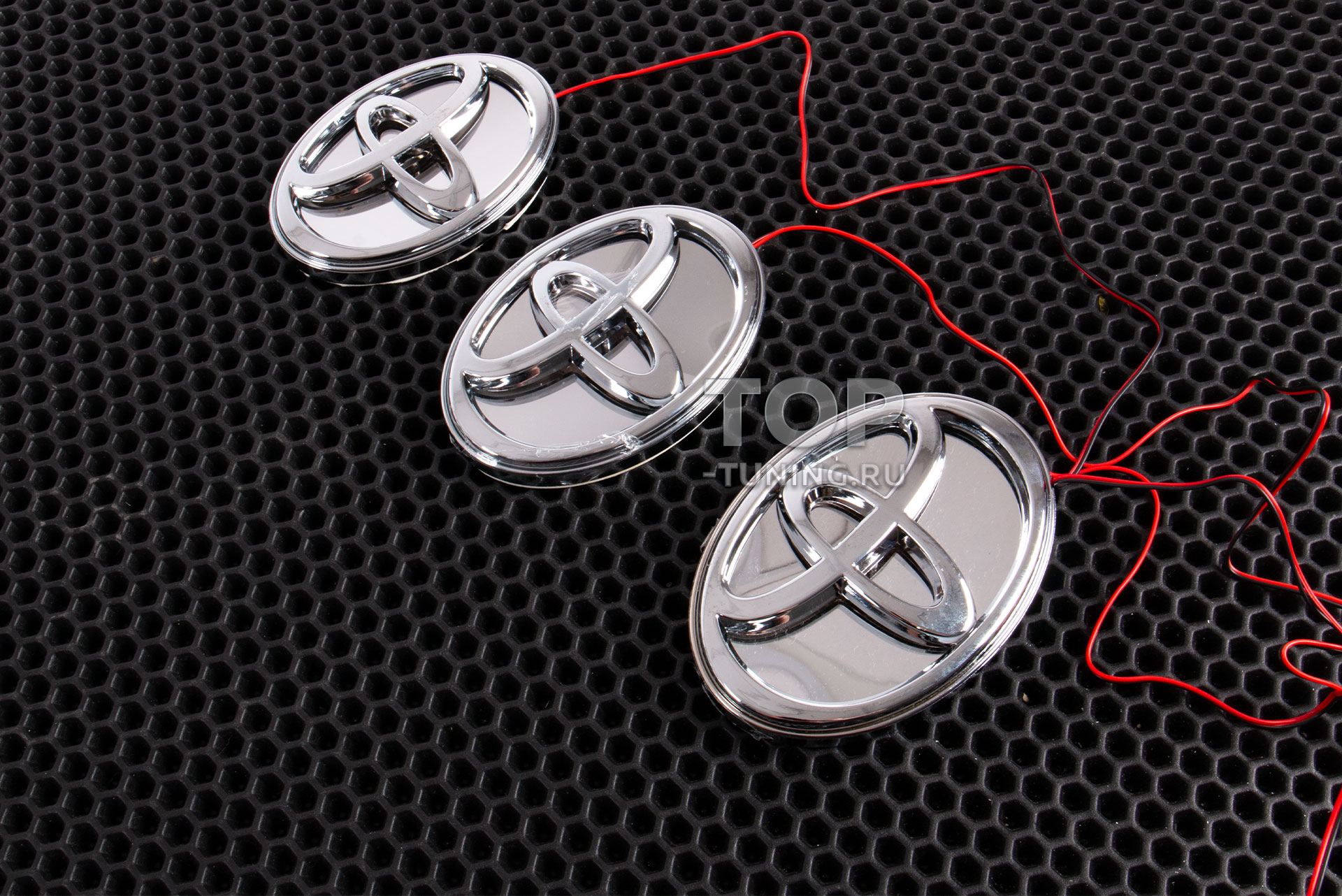 Светодиодная LED эмблема c подсветкой красного цвета для Тойота Цена за 1 шт. | Размер на выбор | Пластик