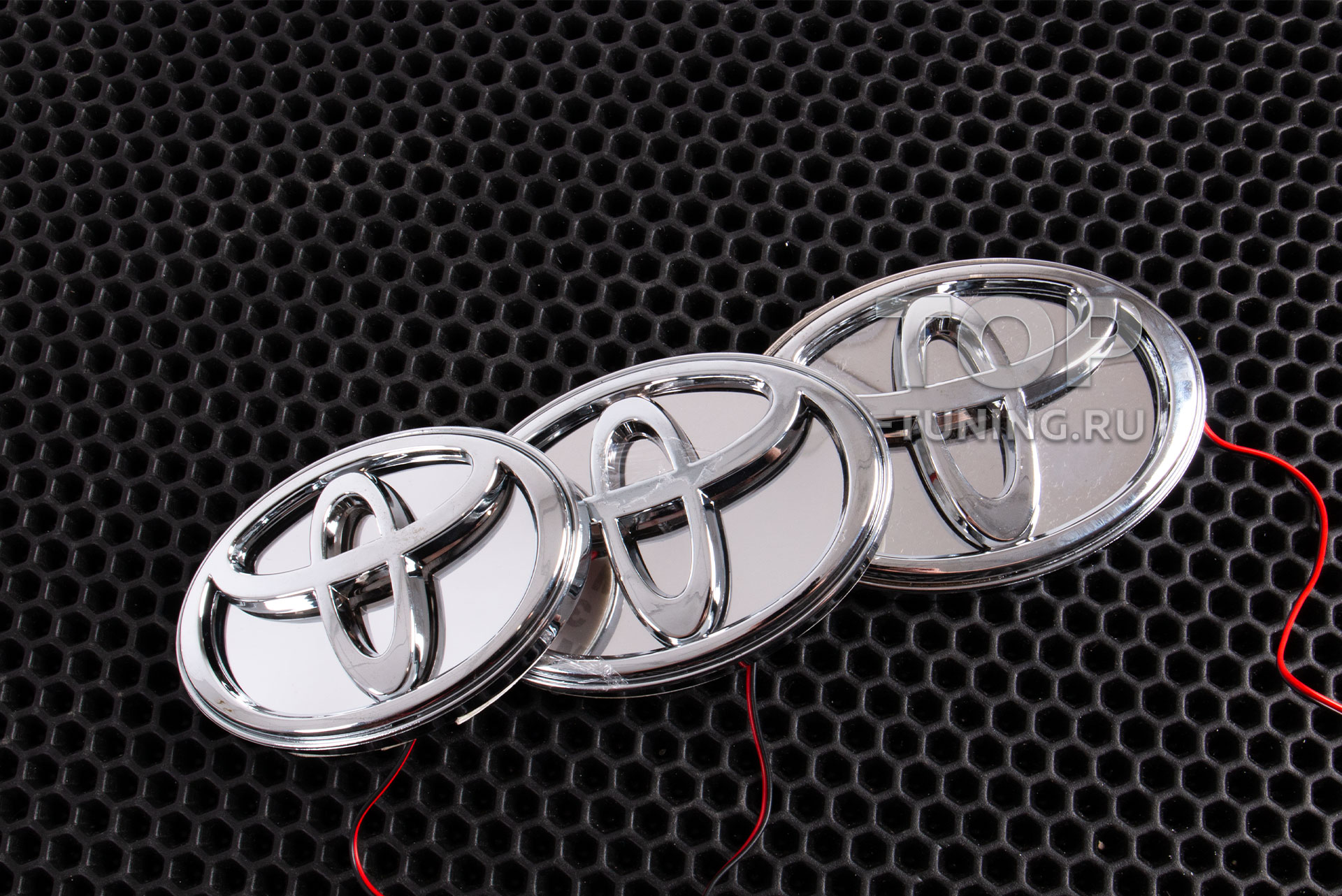 13607 Хромированная эмблема для Toyota с красной подсветкой