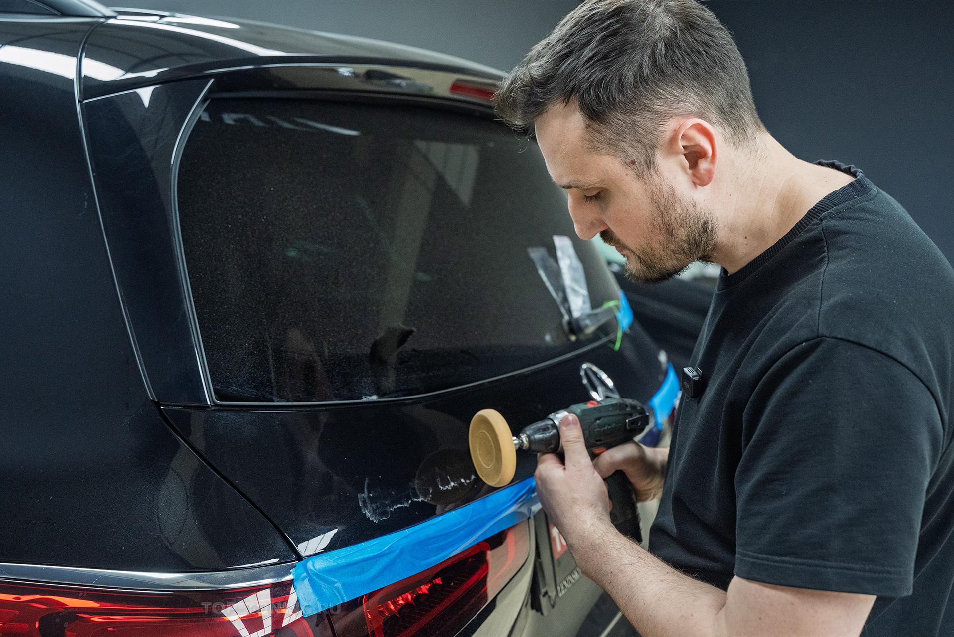 Снятие / замена шильдиков и эмблем на кузове автомобиля 13727 Удаление шильдиков, эмблем на кузове