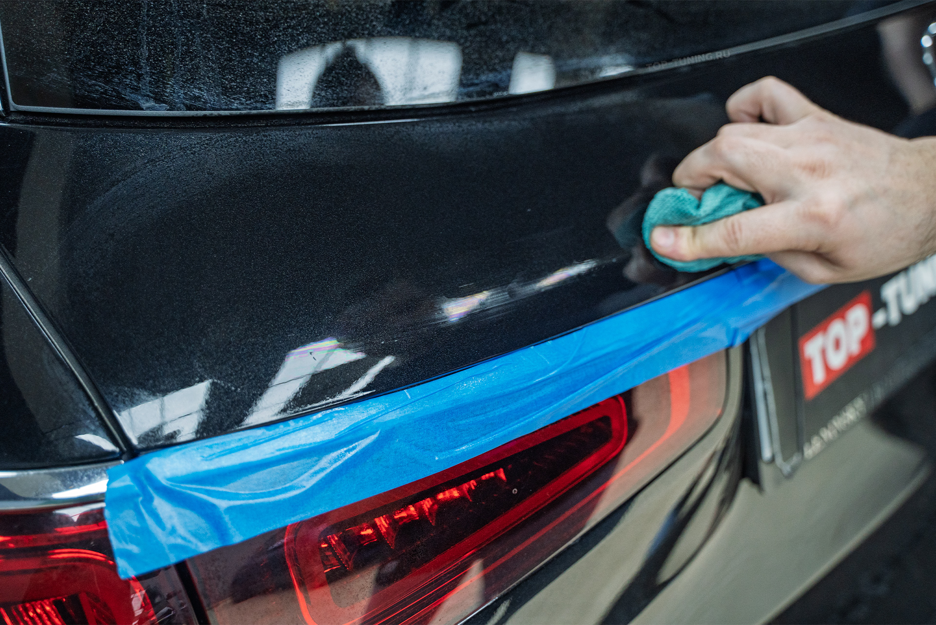 13727 Удаление шильдиков, эмблем на кузове Снятие / замена шильдиков и эмблем на кузове автомобиля