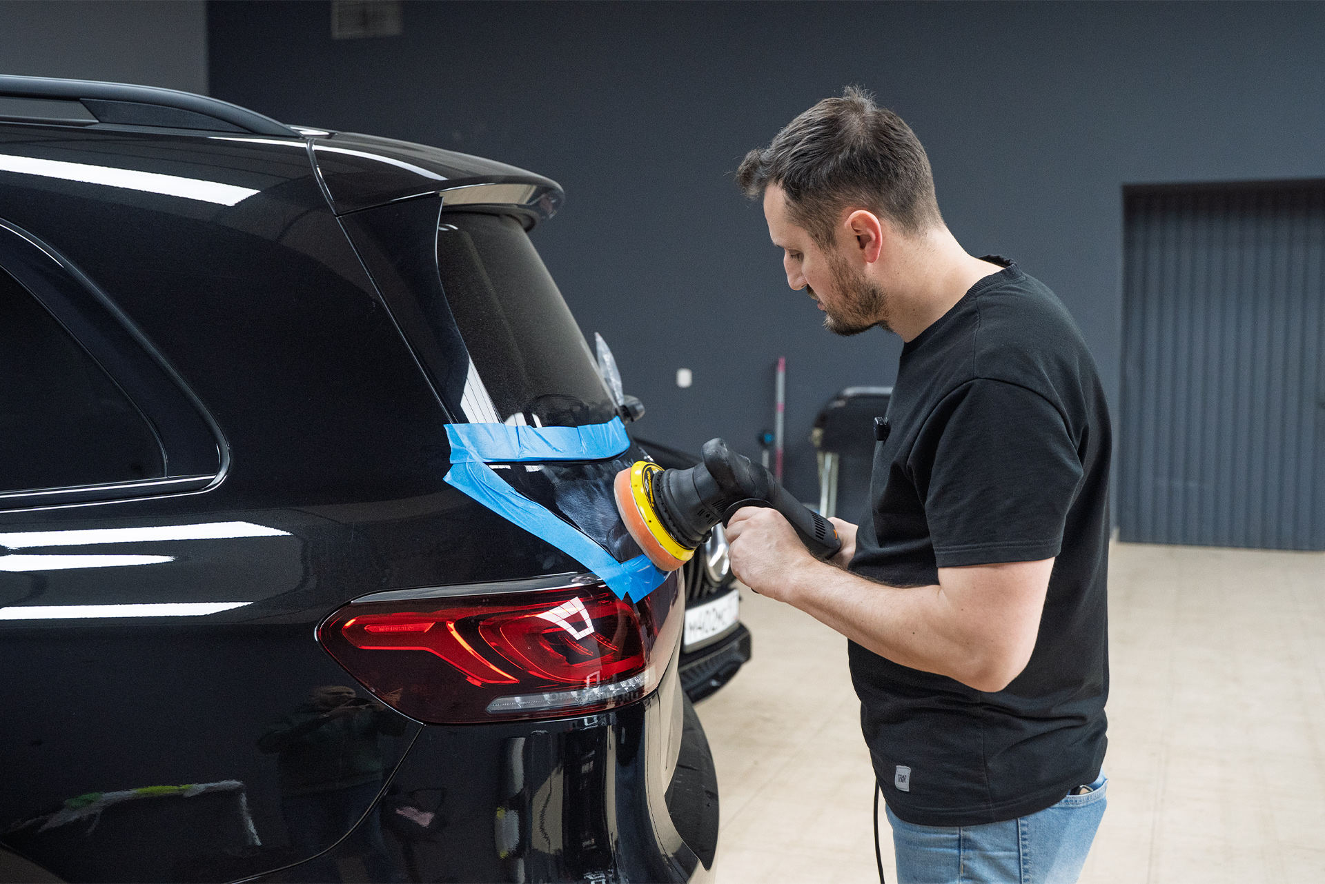 13727 Удаление шильдиков, эмблем на кузове Снятие / замена шильдиков и эмблем на кузове автомобиля