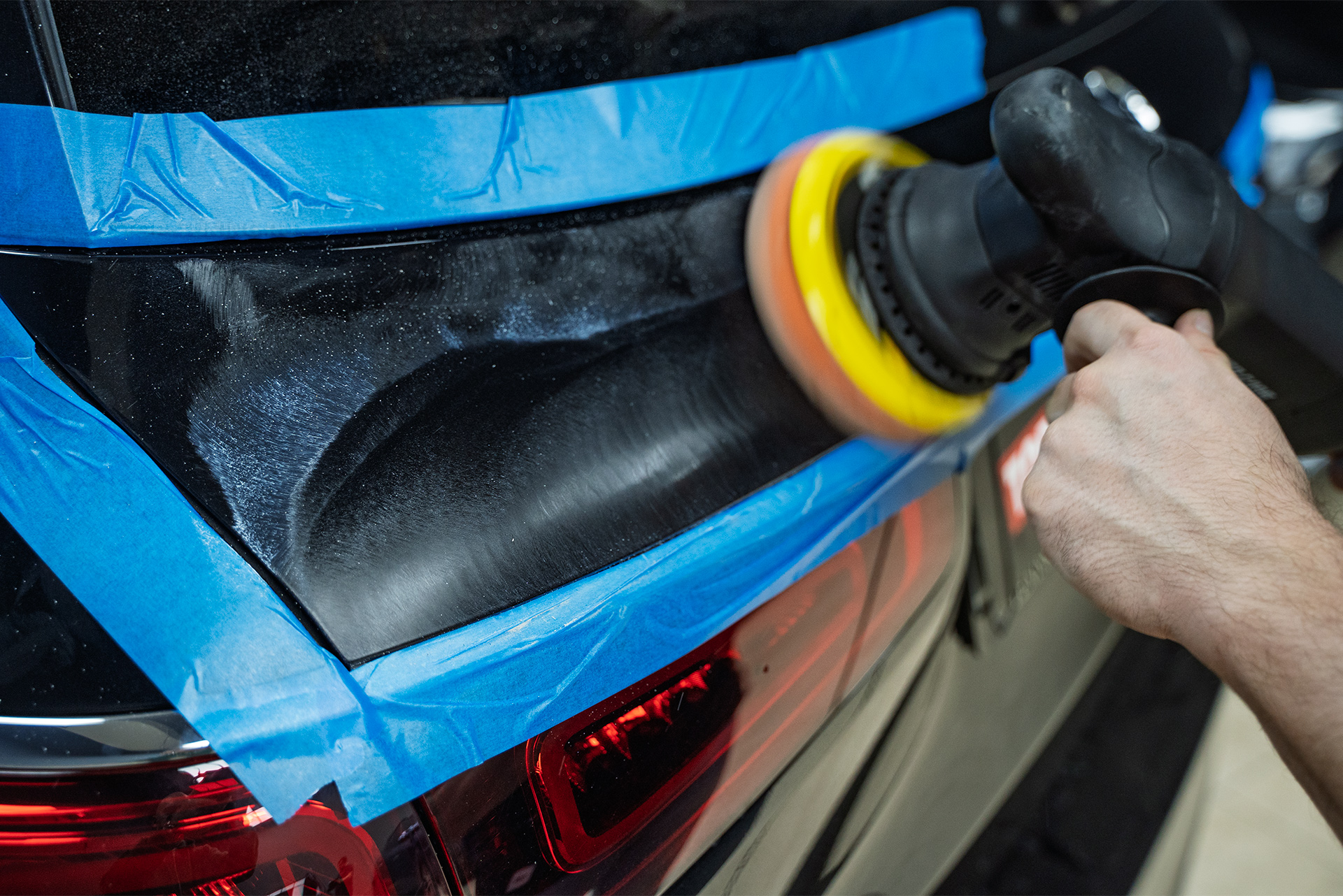 13727 Удаление шильдиков, эмблем на кузове Снятие / замена шильдиков и эмблем на кузове автомобиля