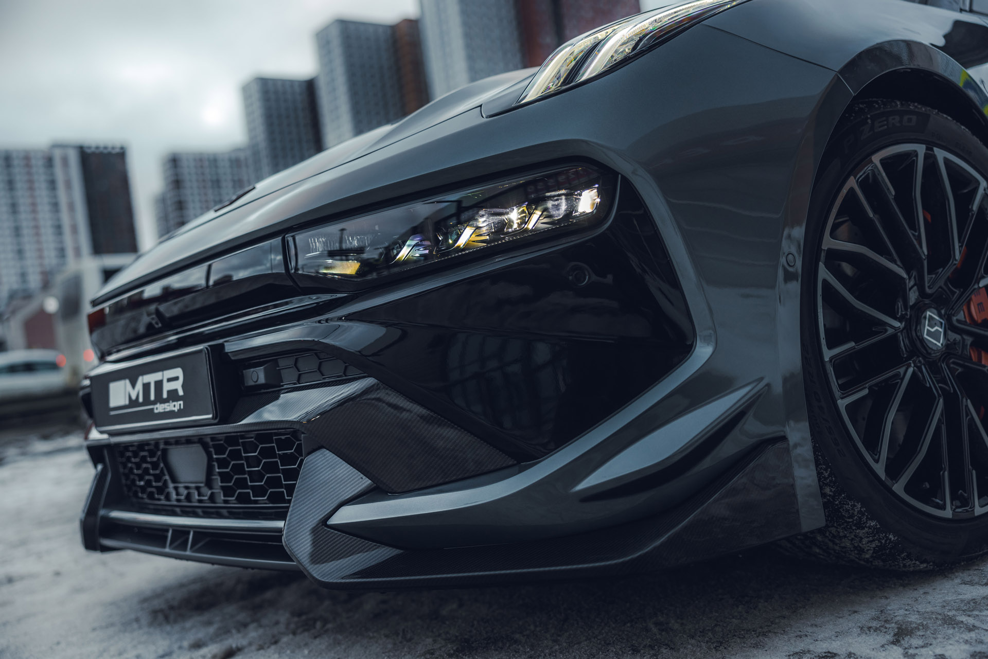 Центральная карбоновая накладка на передний бампер&nbsp;МТР Дизайн для Зикр 001 (2021+) Натуральный карбон под лаком | Установка только на бампер MTR Design