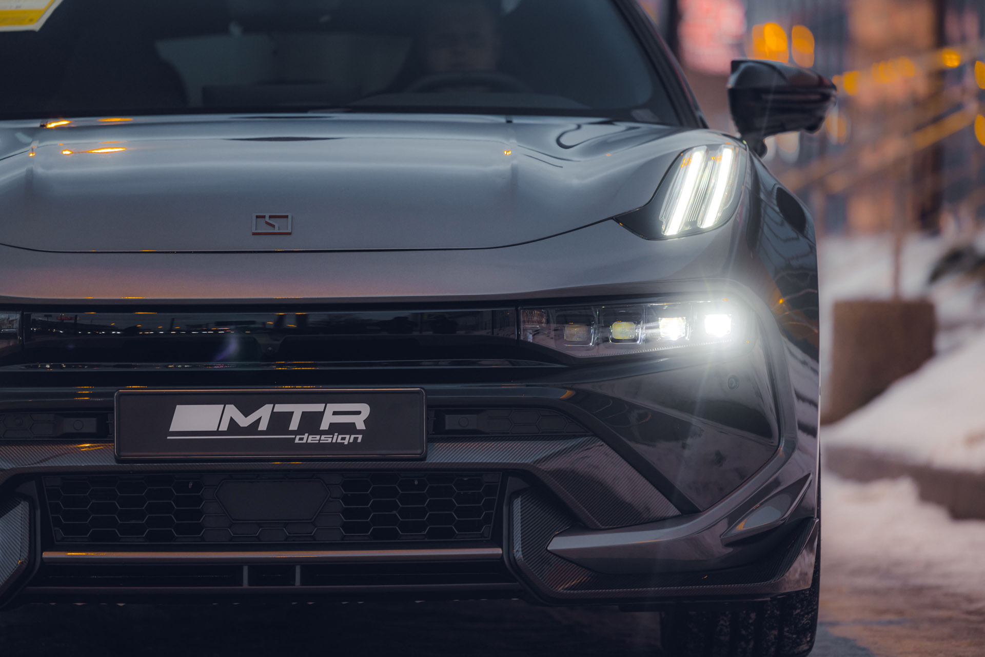 14065 Карбоновая центральная накладка на передний бампер MTR Design для ZEEKR 001 (2021+)