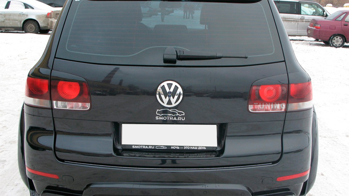 Накладка двери туарег. Накладка на 5 дверь Фольксваген Туарег. Je Design для Volkswagen Touareg 2007. Накладка багажника Туарег 1 Рестайлинг. Накладка на пятую дверь Туарег.