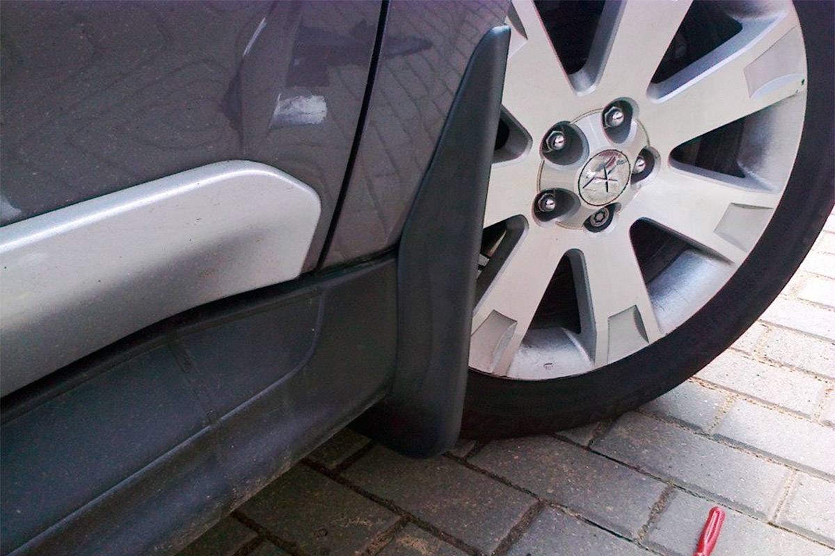 ТЮНИНГ МИТСУБИСИ АУТЛЕНДЕТ ХЛ (2 ПОКОЛЕНИЕ, 2007 - 2009) ЭЛАСТИЧНЫЕ ПЕРЕДНИЕ БРЫЗГОВИКИ