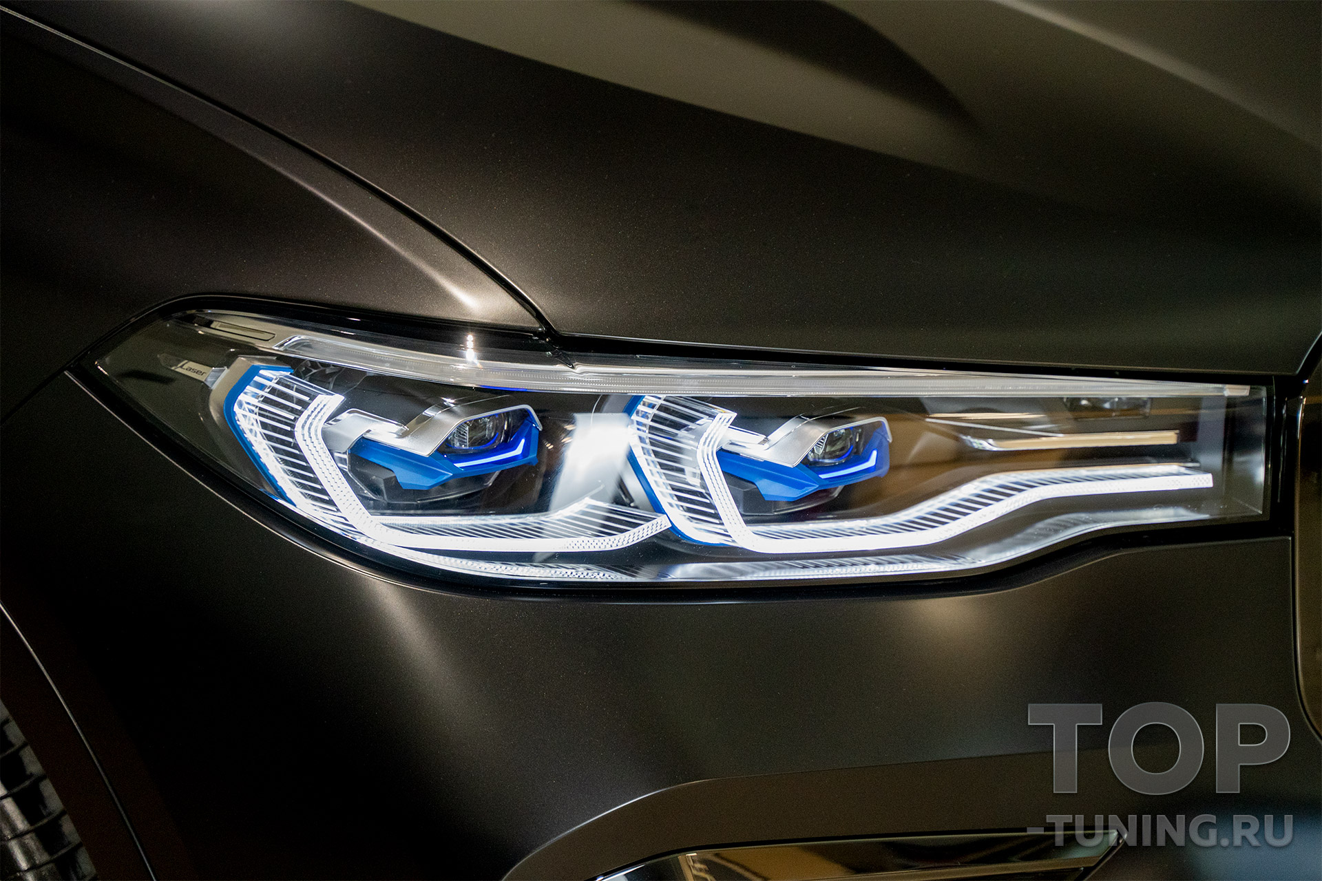BMW X7 – Пленка на фары оклейка – Максимальный уровень защиты оптики от сколов, царапин и песка