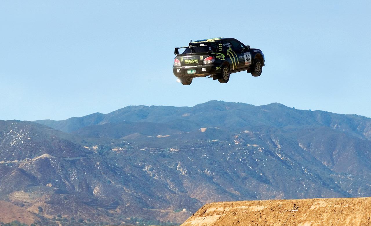 Какой машины падают. Subaru Rally в прыжке. Машина на обрыве. Машина в прыжке. Субару ралли.