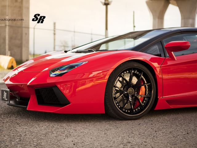 Мы видели бесчисленные варианты рестайлинга Lamborghini Aventador, но это, наверное, первый раз когда «Бешеный бык» был сделан в стилистике «Скачущего коня». Разработанный SR Авто, Lambo в заводском красном цвете был установлен на колесные диски PUR 