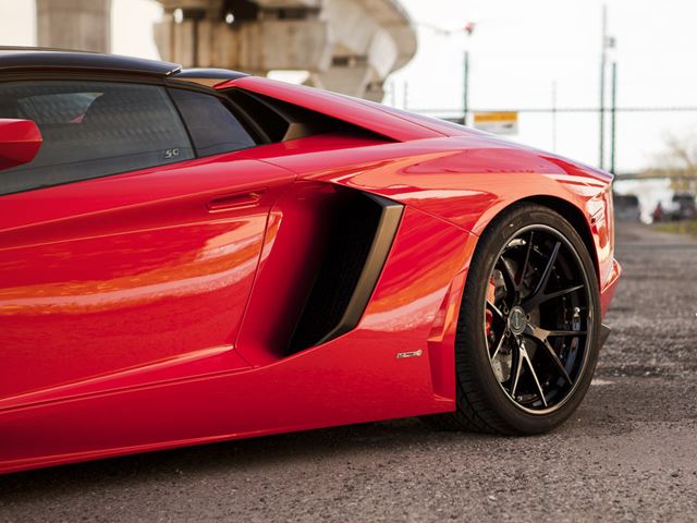 Мы видели бесчисленные варианты рестайлинга Lamborghini Aventador, но это, наверное, первый раз когда «Бешеный бык» был сделан в стилистике «Скачущего коня». Разработанный SR Авто, Lambo в заводском красном цвете был установлен на колесные диски PUR 