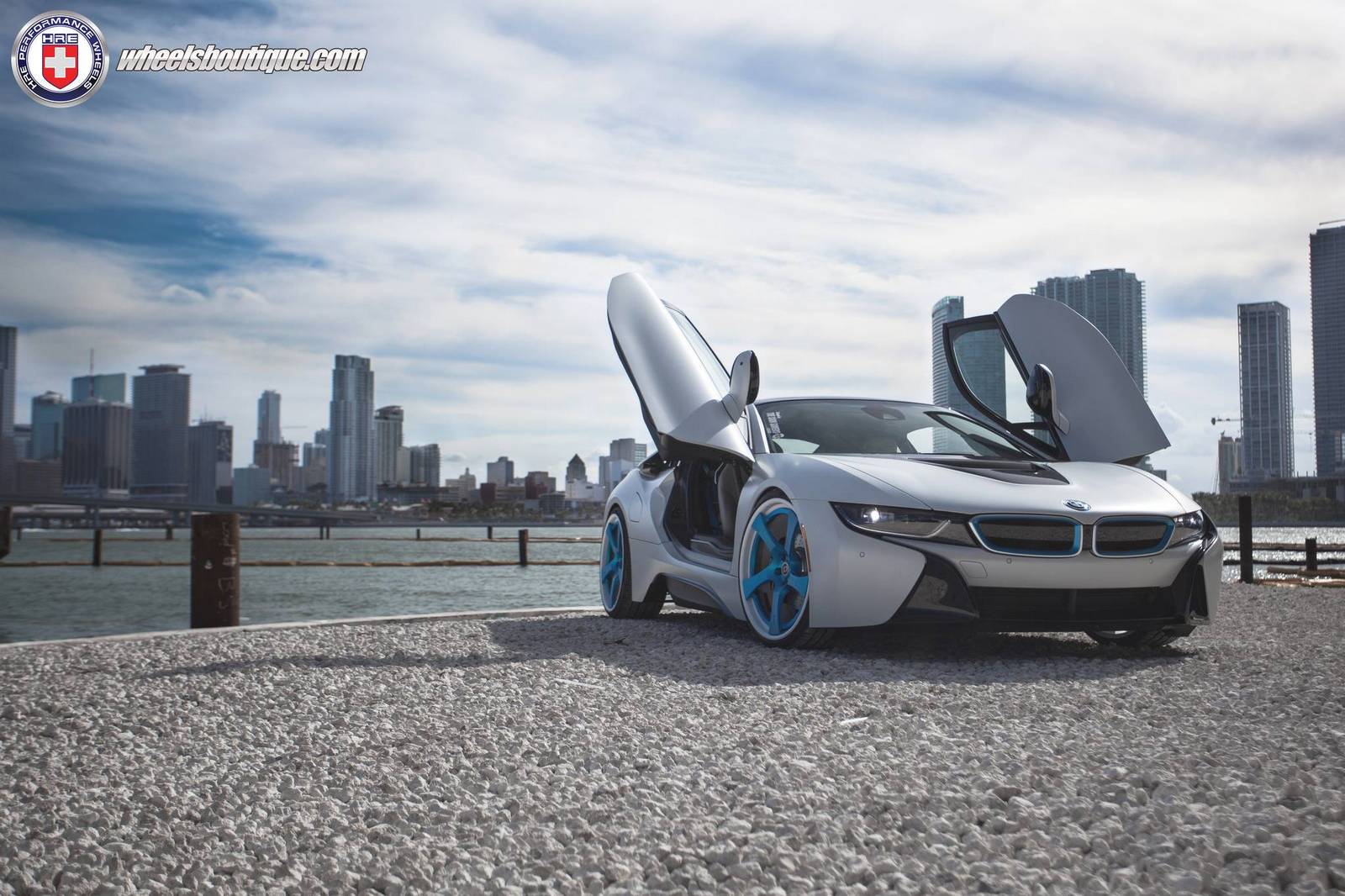 Белоснежный заниженный BMW i8 на синих дисках HRE