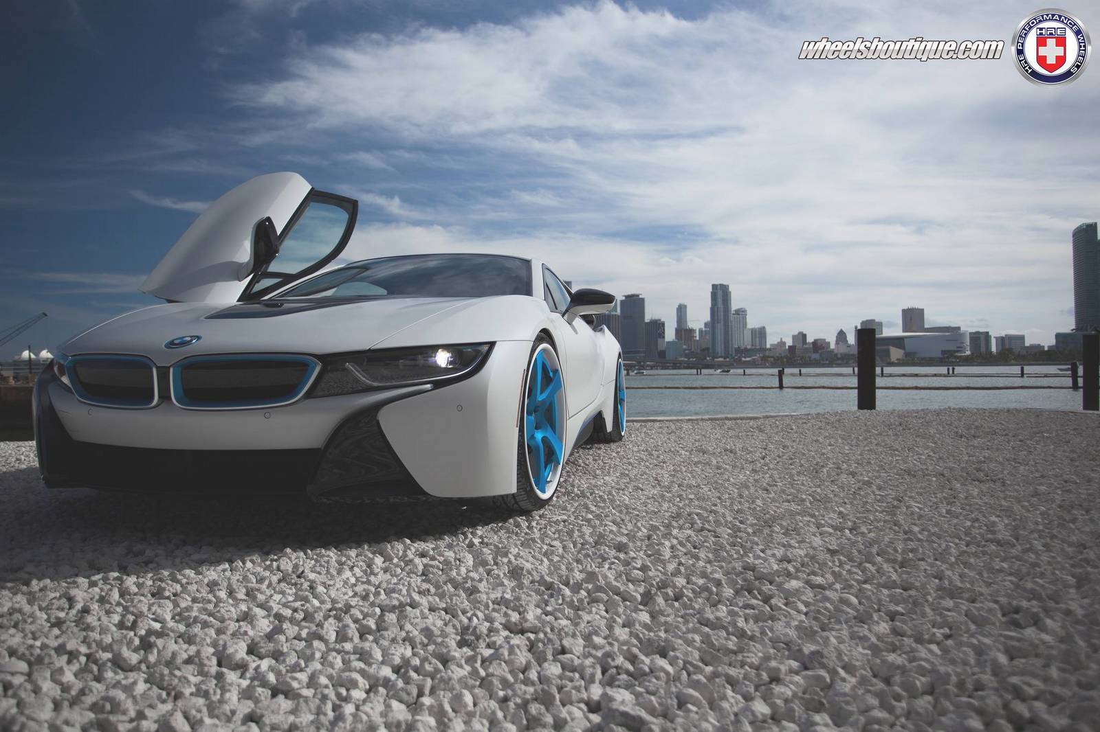 Белоснежный заниженный BMW i8 на синих дисках HRE