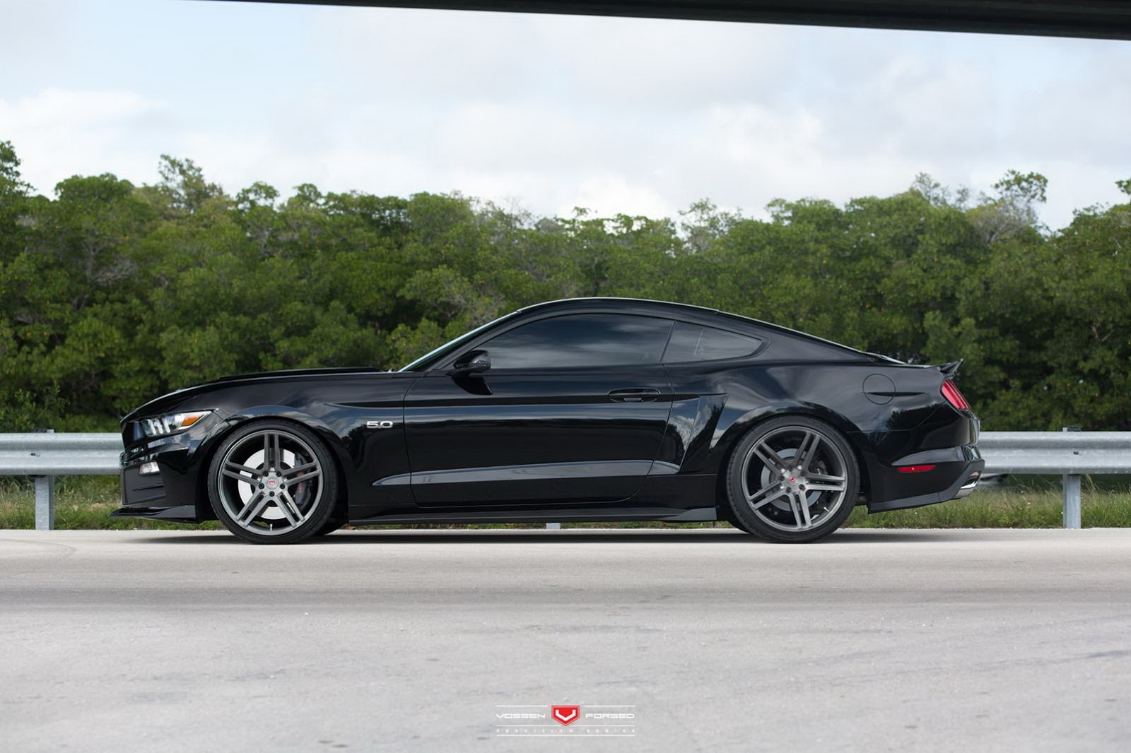 Угрожающий 2015 Roush Mustang на дисках Vossen