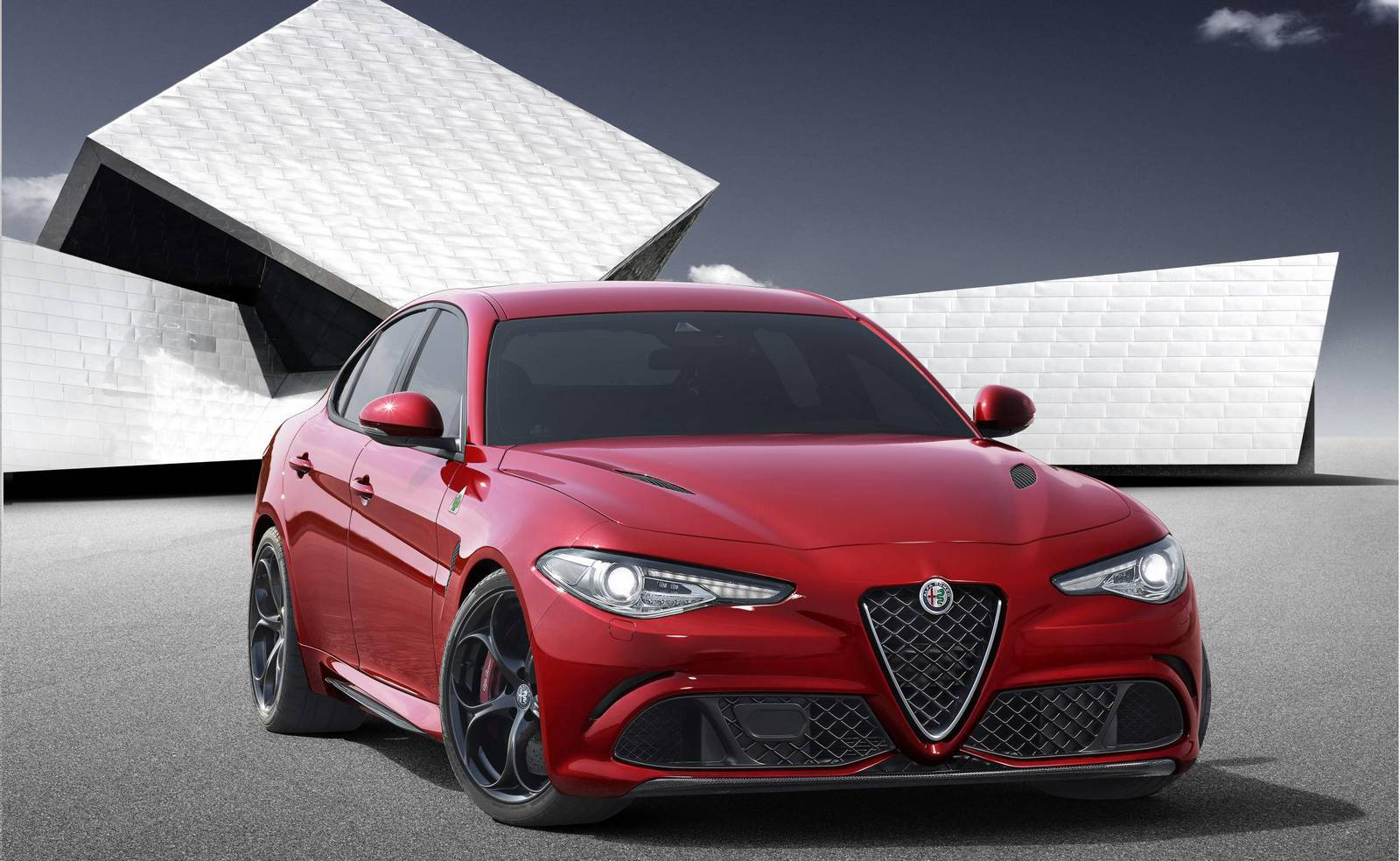 Alfa Romeo Giulia QV разгоняется до 321 км/ч