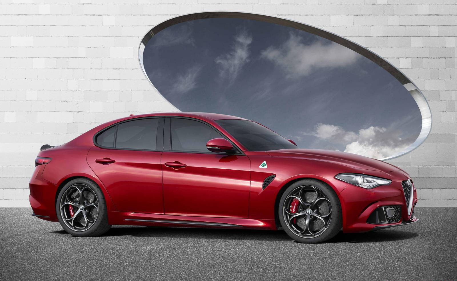 Alfa Romeo Giulia QV разгоняется до 321 км/ч