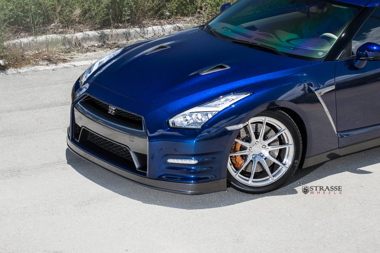 Синий Nissan GT-R на алюминиевых дисках Strasse Wheels