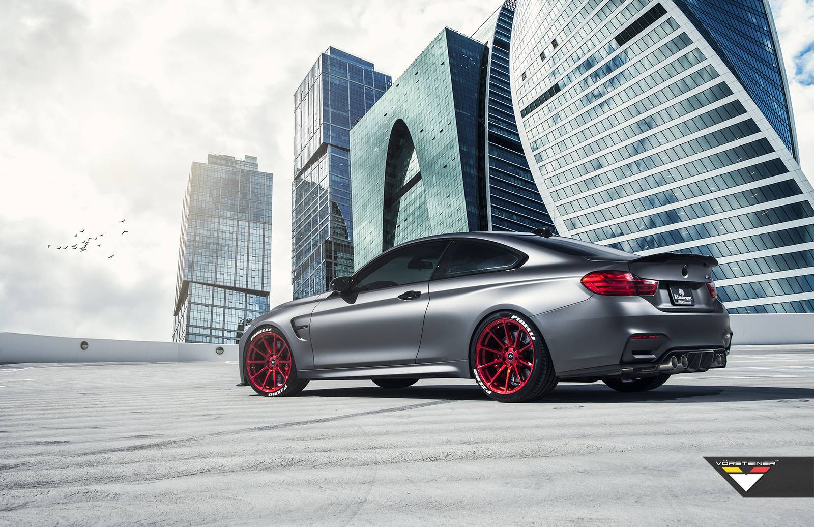 BMW M4 на ярко-красных дисках Vorsteiner