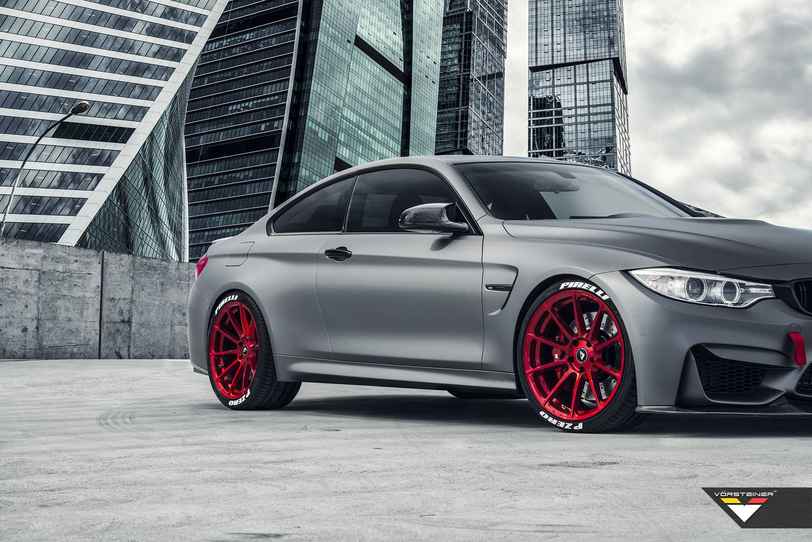 BMW M4 на ярко-красных дисках Vorsteiner