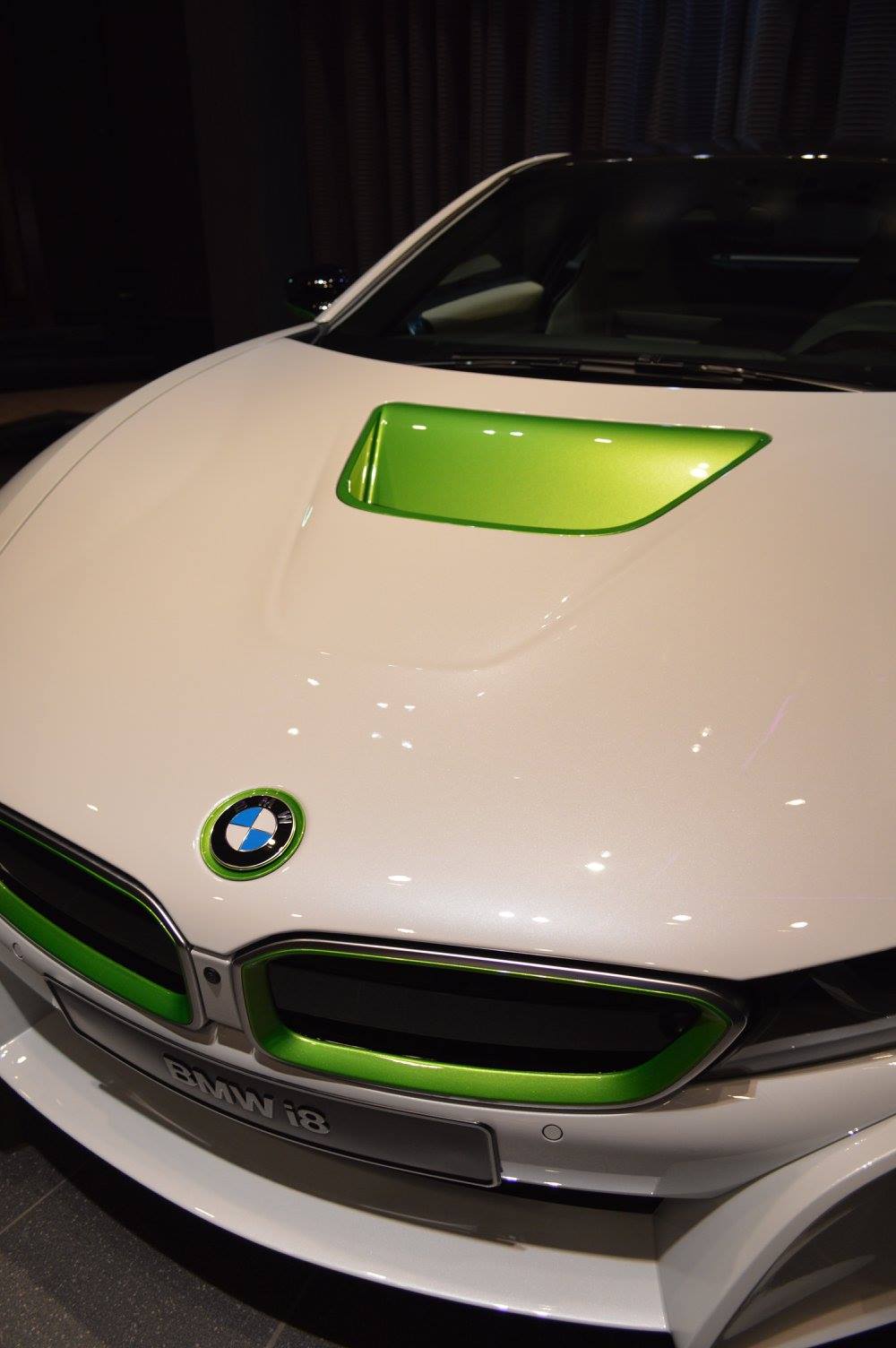 Белоснежный BMW i8 с зелеными акцентами