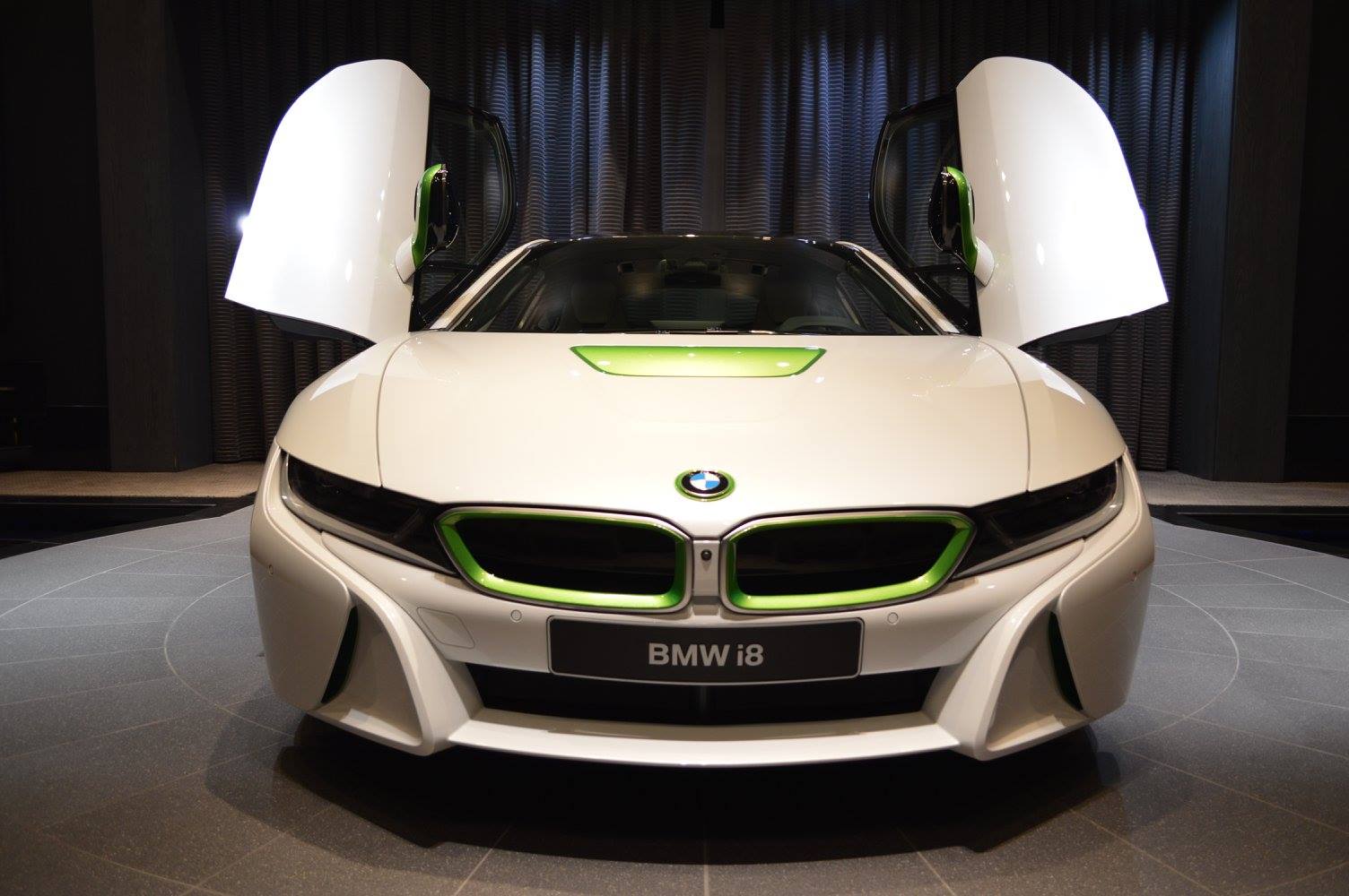 Белоснежный BMW i8 с зелеными акцентами