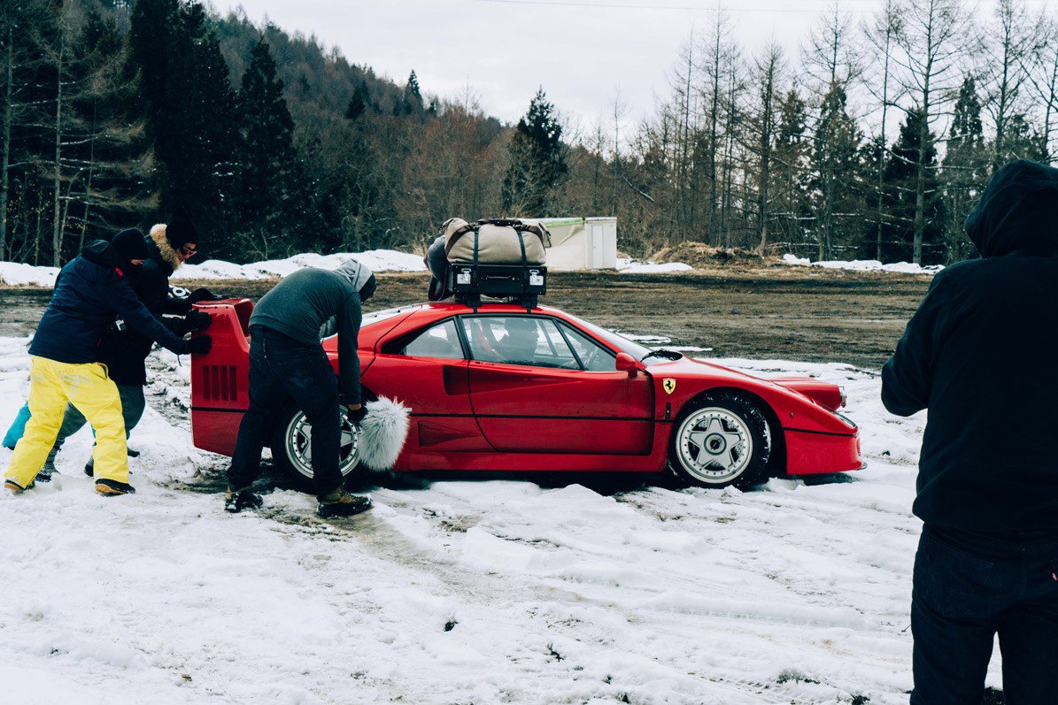 Ferrari F40 - снежный дрифт в Японии