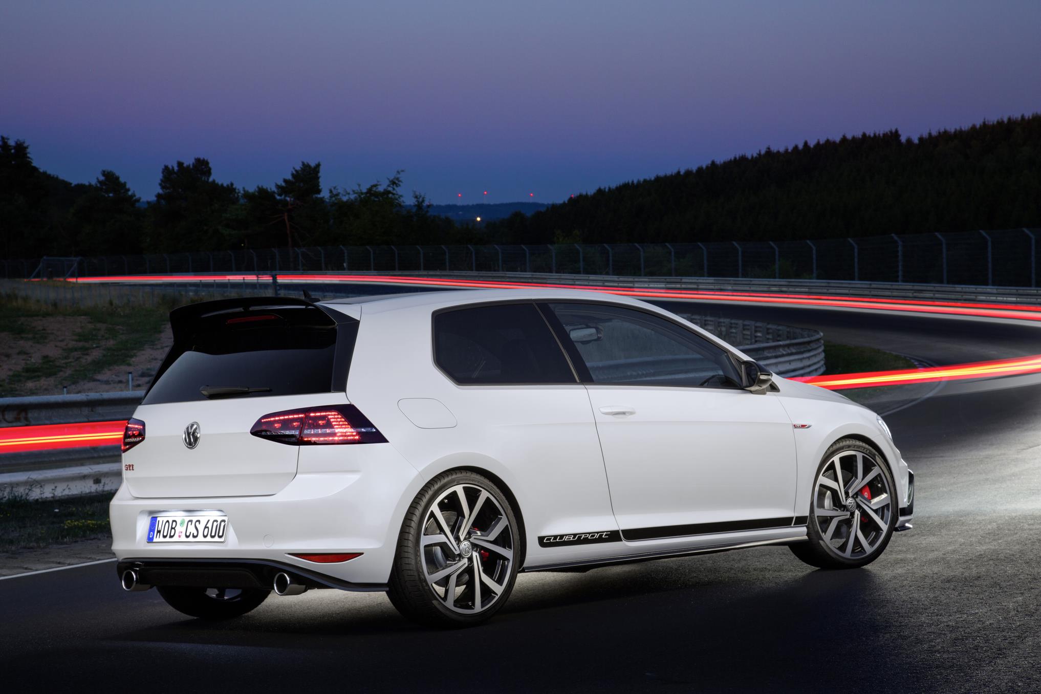 Volkswagen официально анонсировал 2016 Golf GTI Clubsport Edition 40