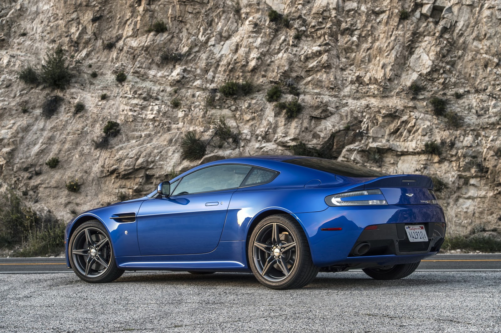 Aston Martin представил 2017 V8 Vantage GTS