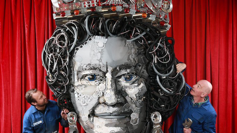 Портрет королевы Елизаветы II, сделанный из автомобильных деталей