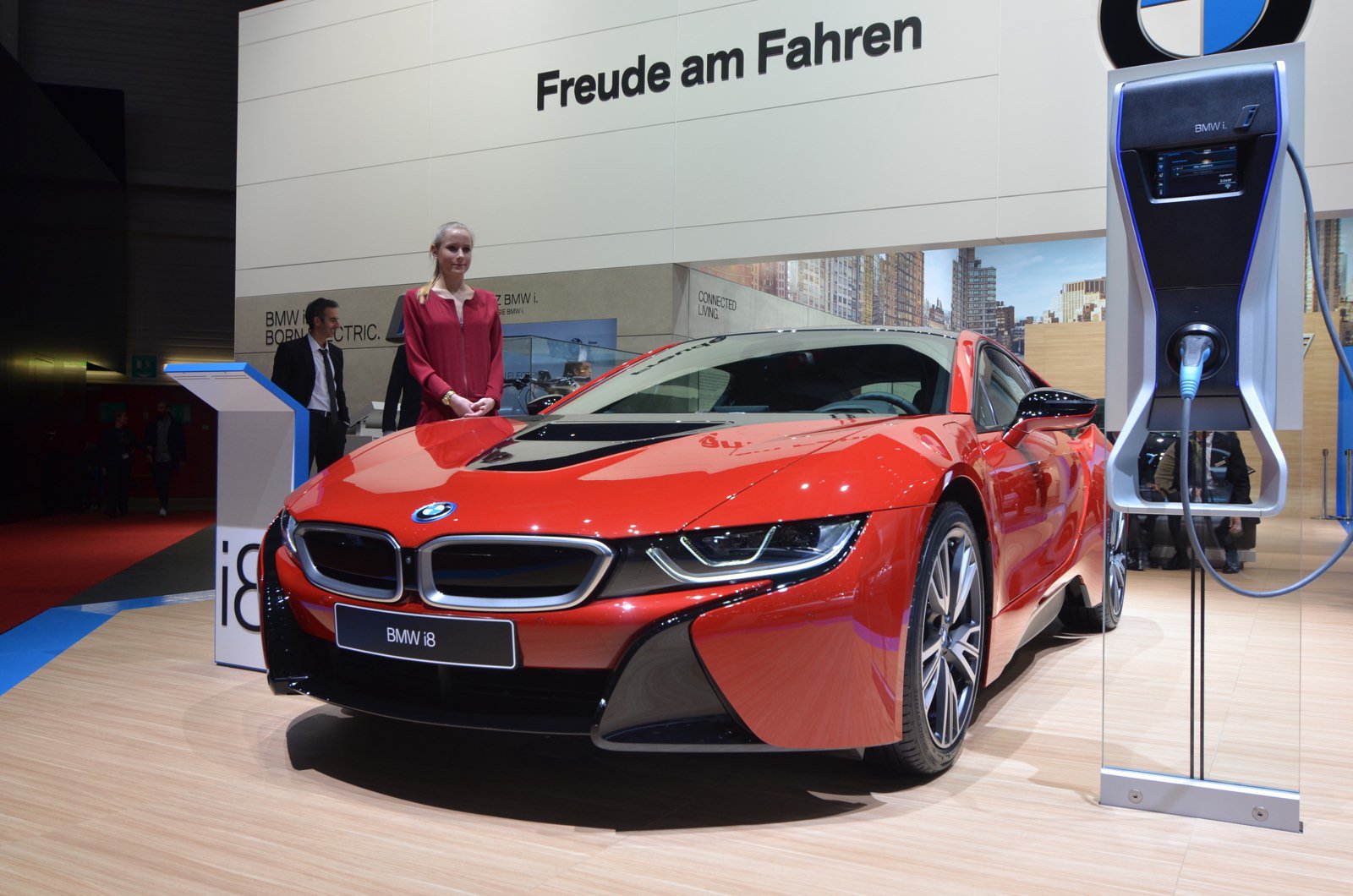 2017 BMW i8 получит больше мощности и большую дальность хода