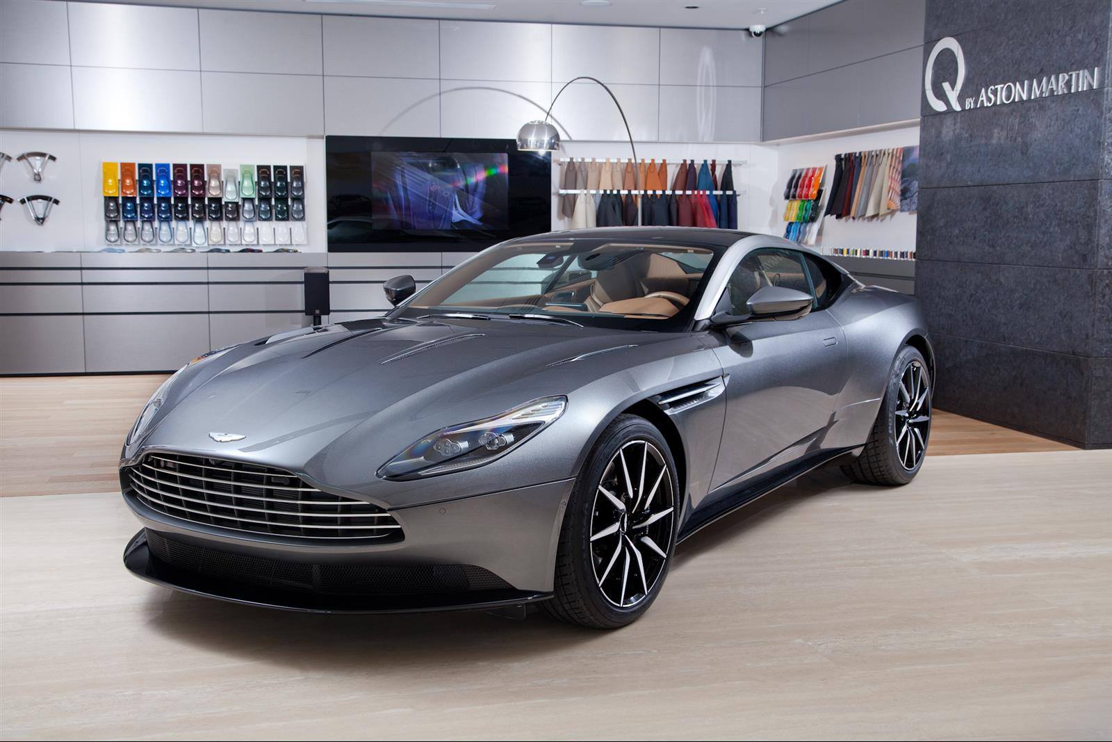 Aston Martin DB11 и DB10 встретились в Москве